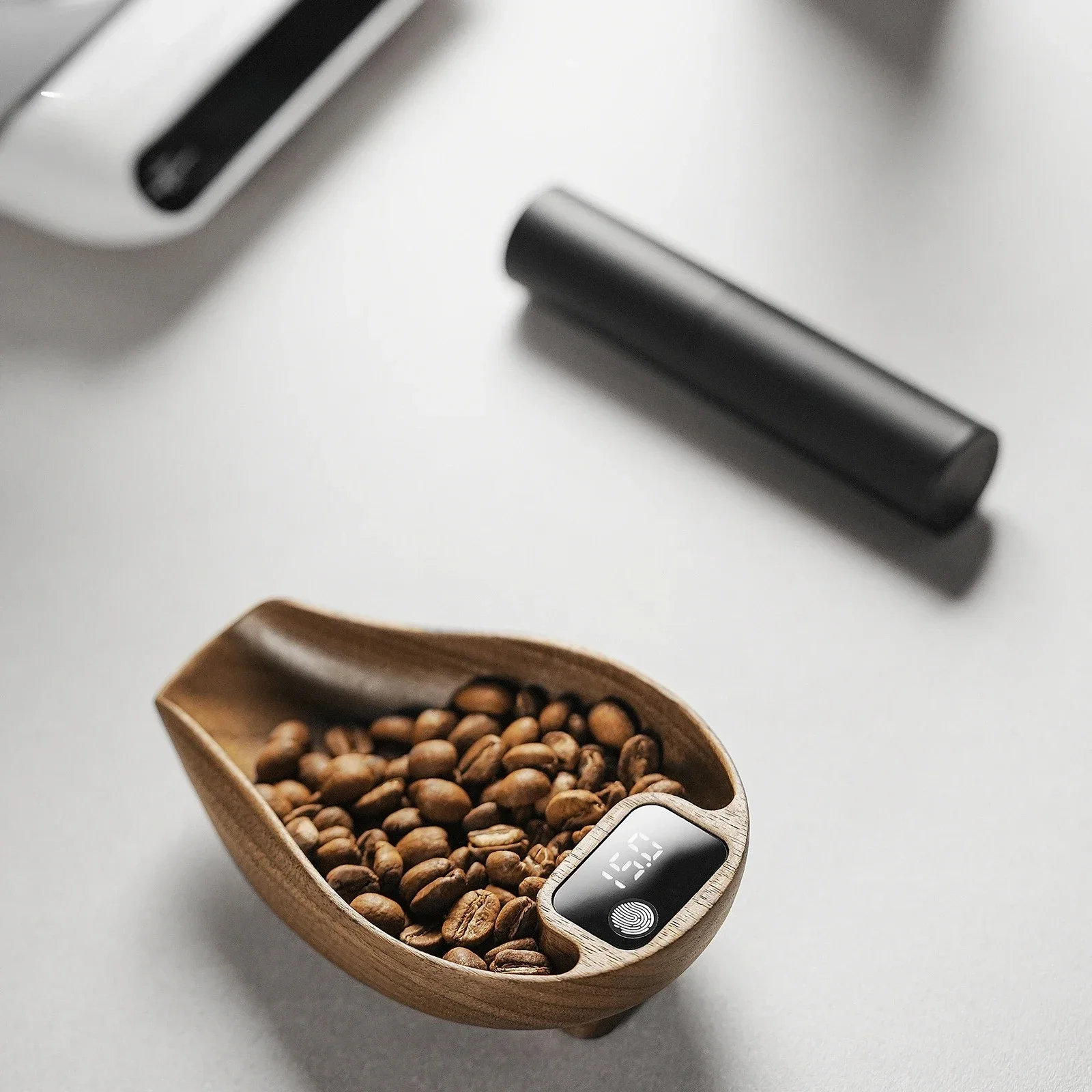 

Coffee Scale Rechargeable Food Kitchen Scale 0.3g Precise Wooden Digital Bean Scale with Spray Bottle Barista Tool