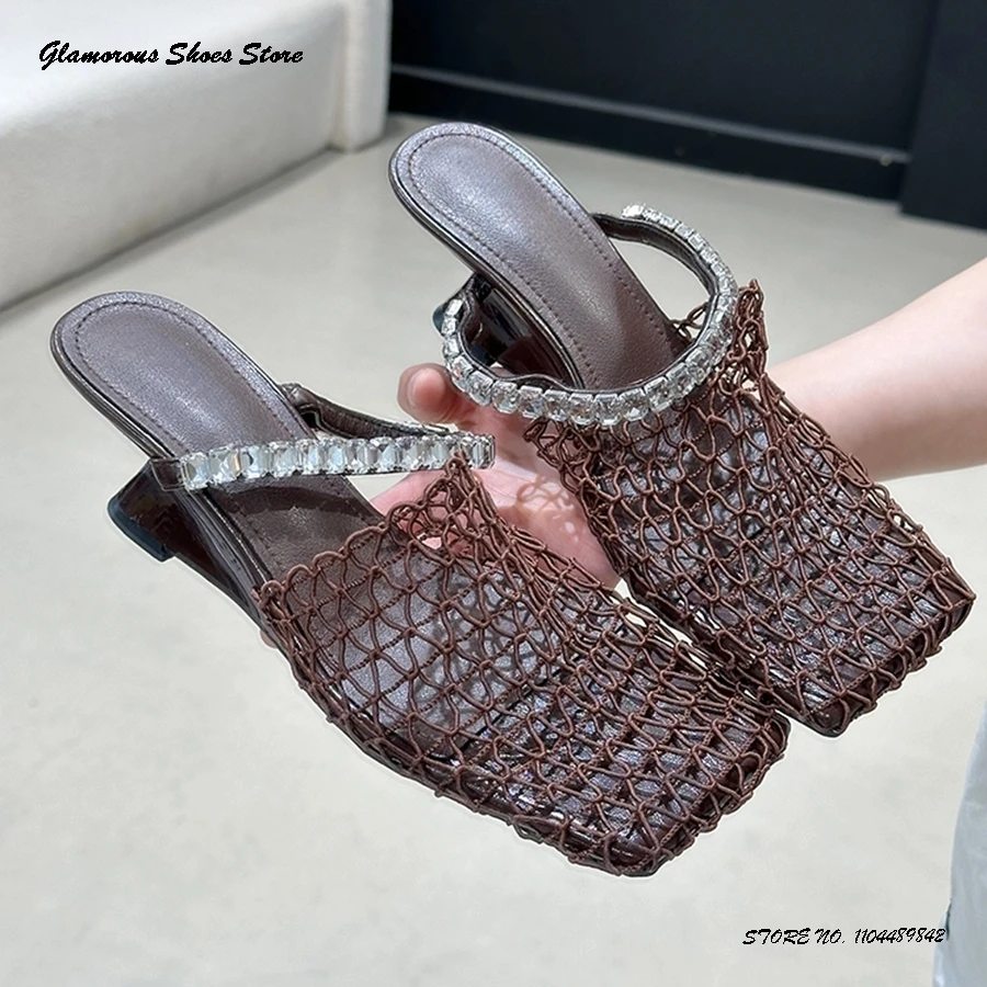 

Кожаные сабо в сеточку с украшением кристаллами, квадратный носок, странный стиль, отпускная обувь на каблуке, женские летние дышащие тапочки без шнуровки