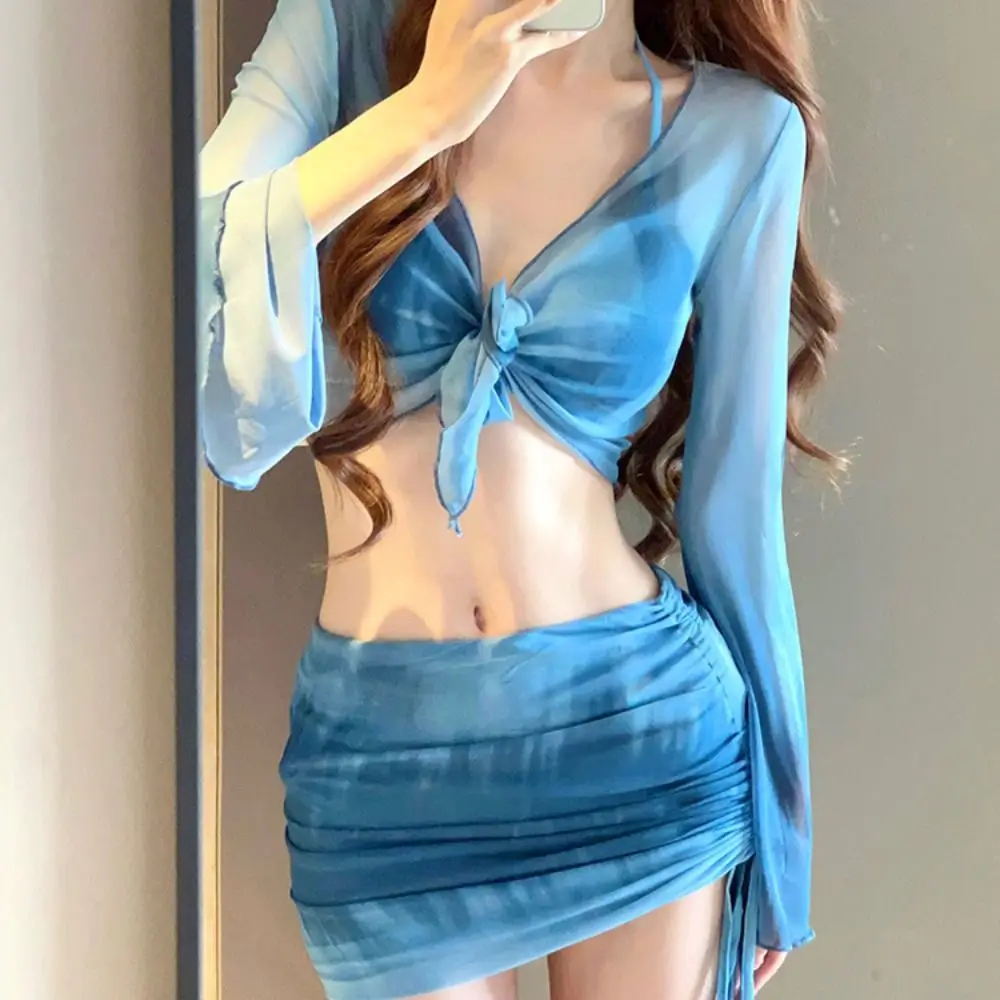 Conjunto de Bikini Tie Dye Azul de 4 Piezas con Falda Plisada, Traje de Baño con Malla Fruncida Lateral y Manga Larga para Fiesta en la Piscina