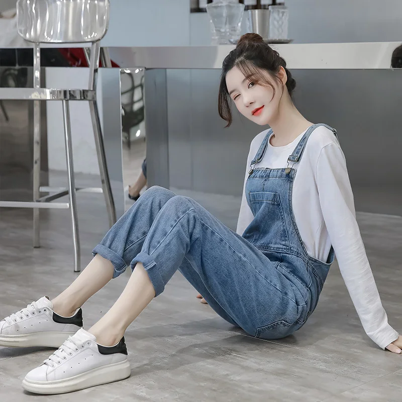 

Женский джинсовый комбинезон 2026 в корейском стиле, новинка, свободный крой, стройнящий, цельный, однотонный, осень-зима