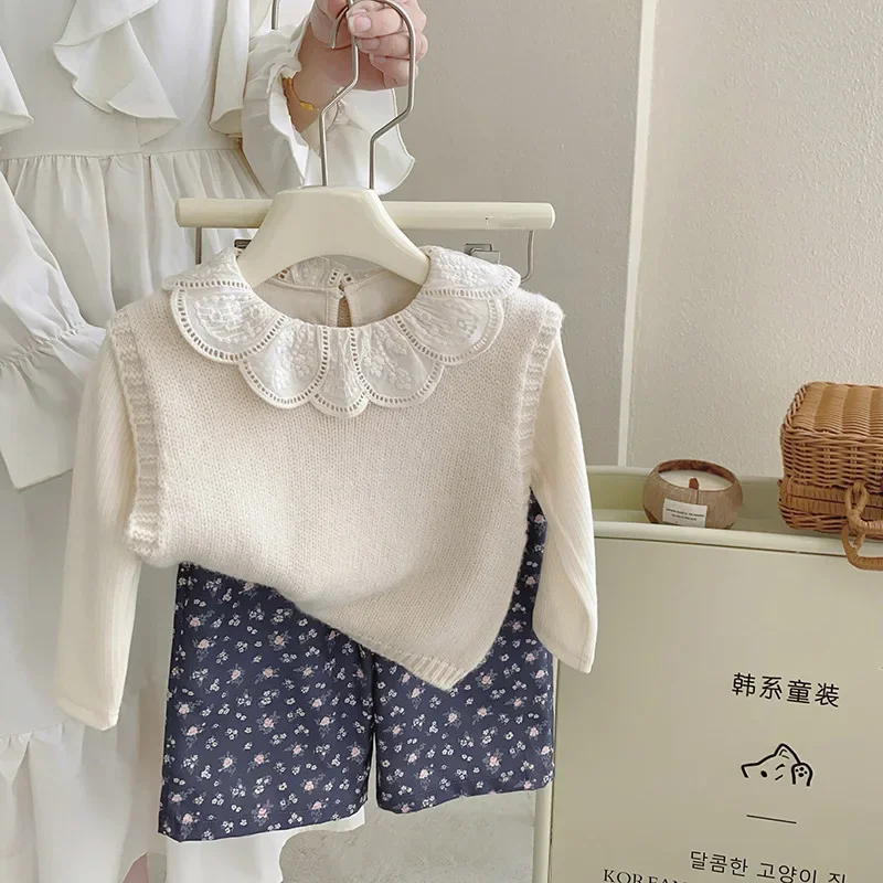 Childrens Clothing Set 2024 Autumn New Item Knitted Vest Lace Lace Collar Base Shirt Floral Pants Three Piece Set Trendy