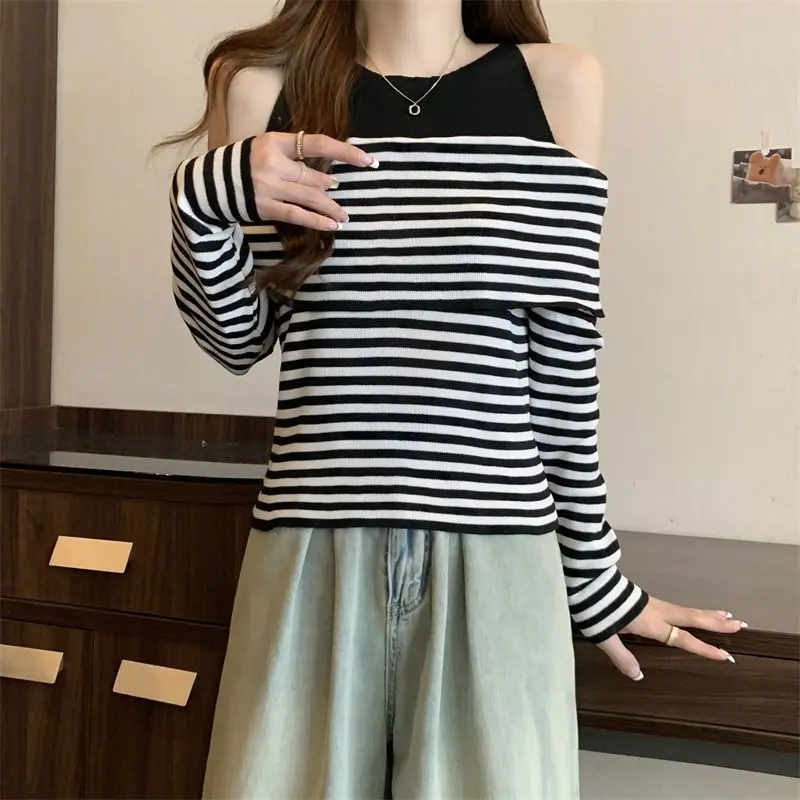 

Fake Two Piece Spliced Striped Base Shirt for Women Autumn Off Shoulder Top Chic and Stylish with a Long Sleeved T-shirt Inside