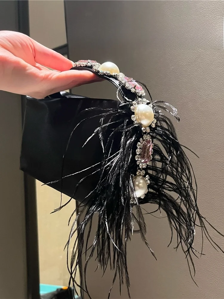 

Элегантный модный аксессуар: Сумка-клатч ручной работы из шелкового атласа с вышивкой цветами, жемчугом и перьями страуса для вечернего выхода, с отделением для телефона