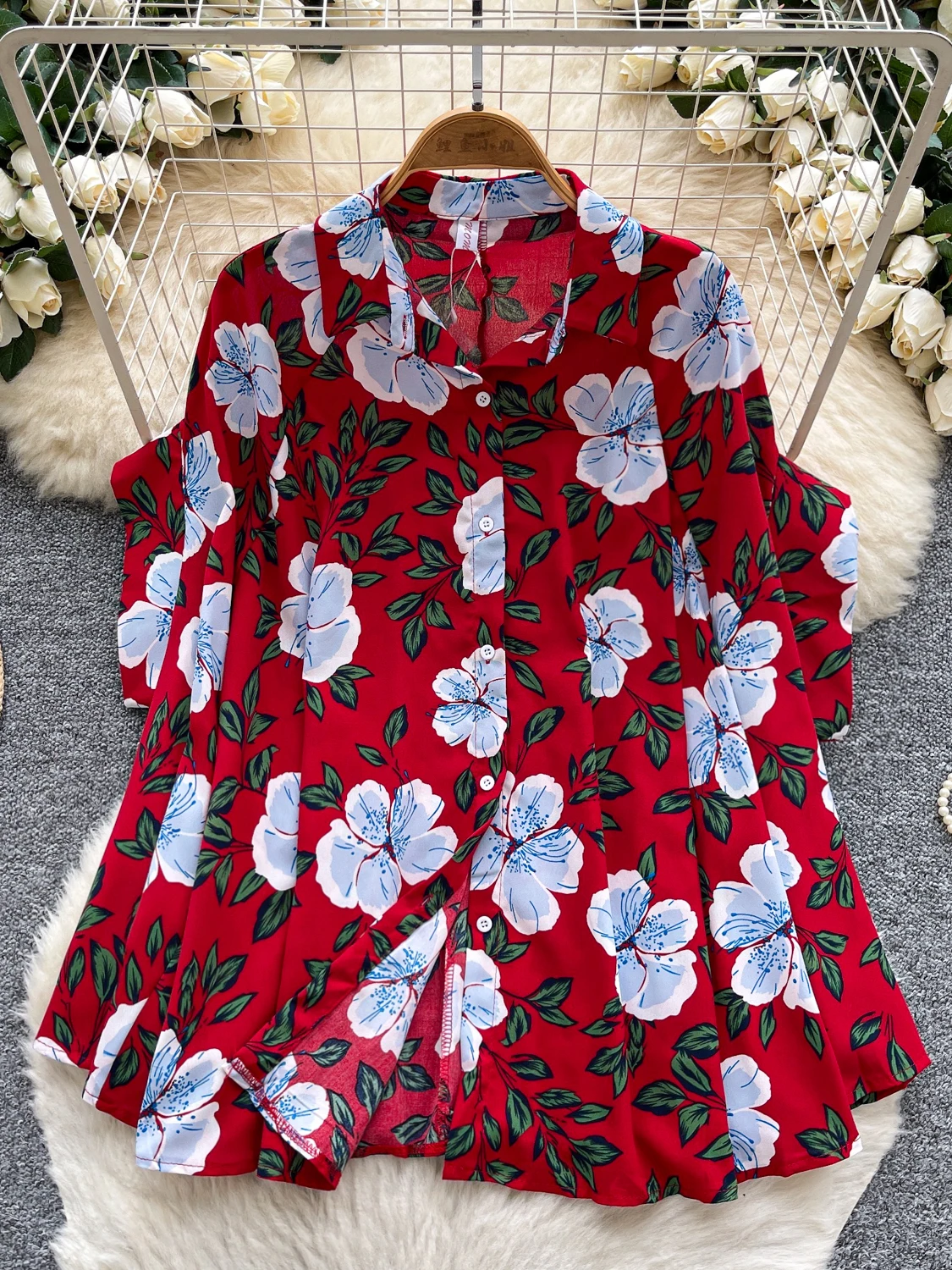 Csa fena de verão com design moderno, manga morcego soltinha, leve, estampa madura, chiffon casual, modeladora.