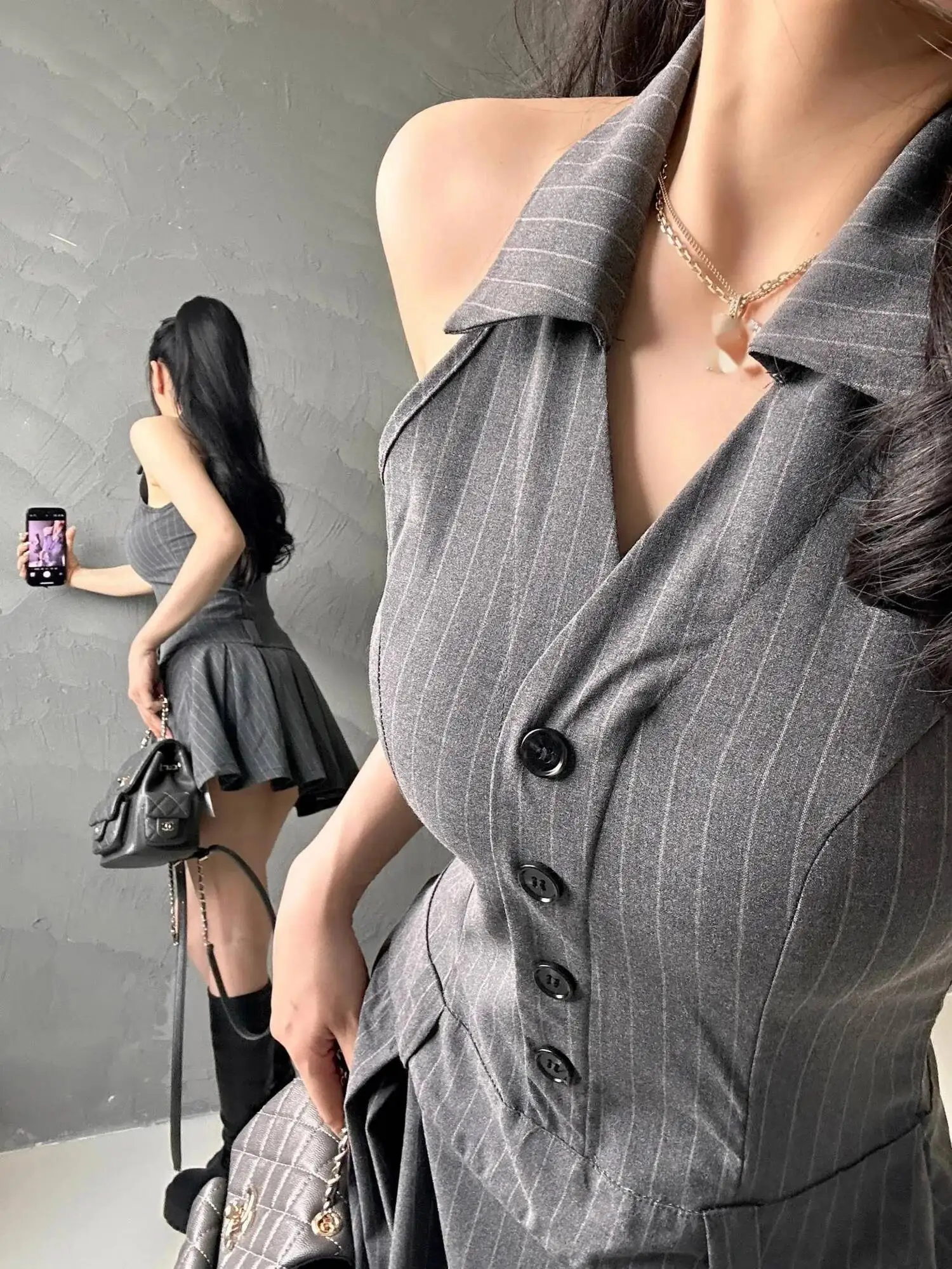 فستان بياقة رمادية معلقة على الرقبة، فستان نسائي صيفي قصير على طراز الكلية بخصر مطوي، ملابس علوية نسائية حلوة أنيقة Y25N