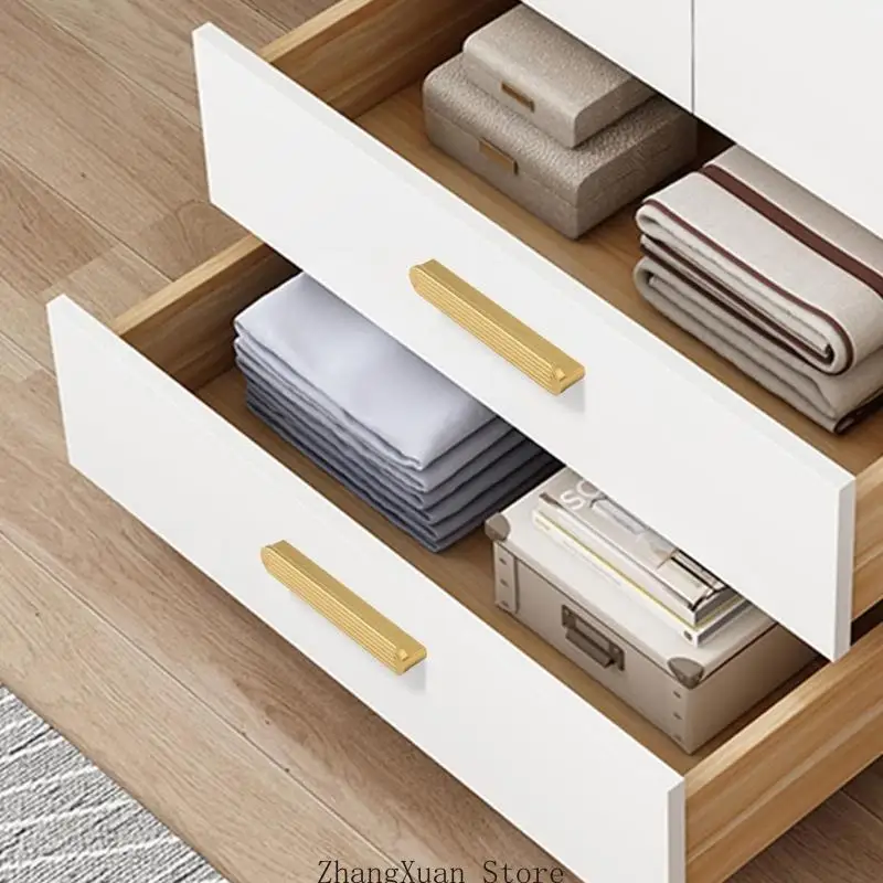 Goldfarbene Schrankgriffe mit einer glatten, abgerundeten Außenform 3XUF – Detail 5