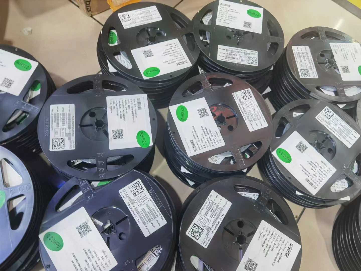 (10 sztuk) 5032 5.0mm * 3.2mm 8M 10M 11.0592M/27.12M/22.1184M/28.6363M/18.432M/14.318MHZ 20PF 2-SMD 10ppm pasywny kryształ oscylator