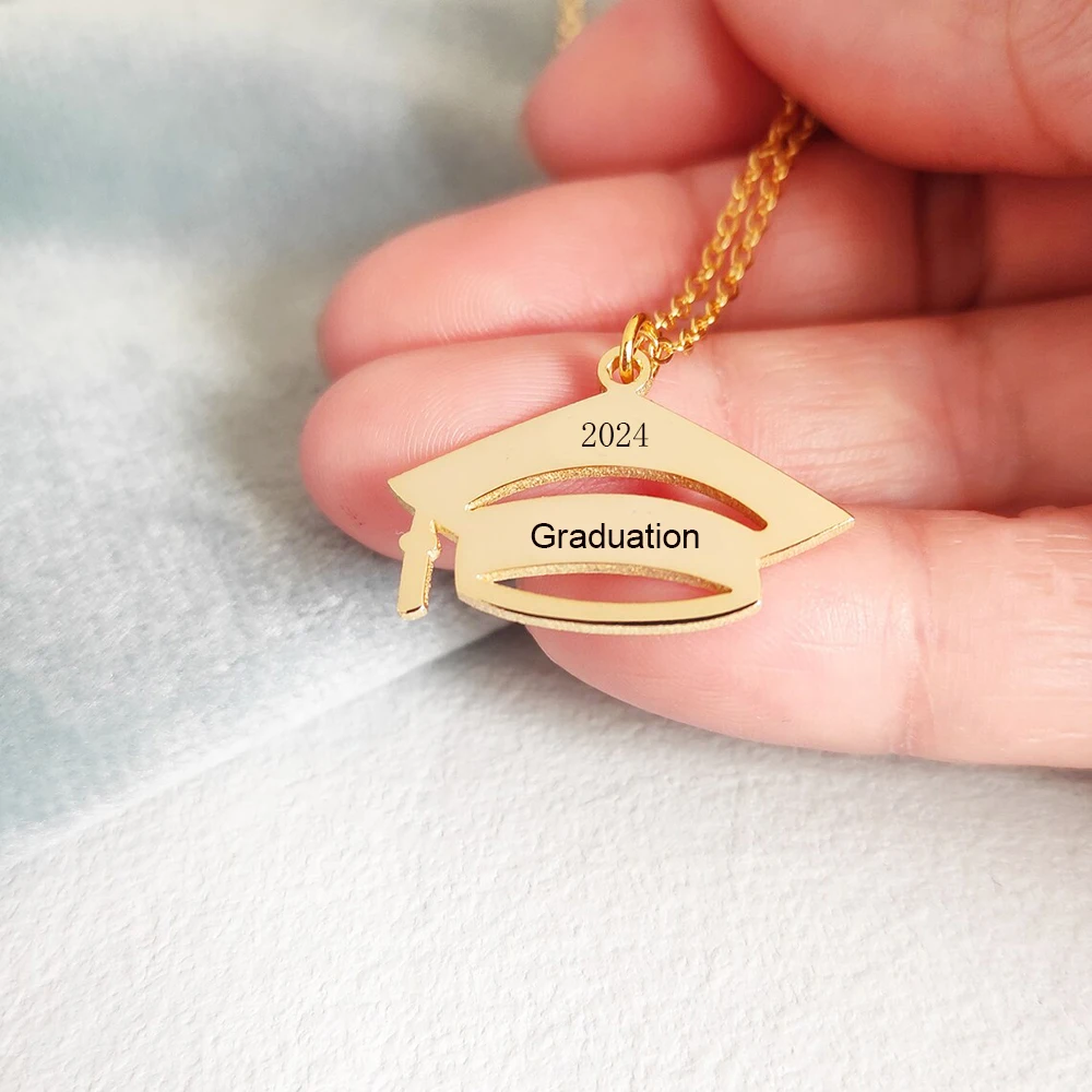 

Customized Doctoral Hat Style Name Necklace, The Final Completion Of Graduation Season, As A Commemorative Gift For Classmates.