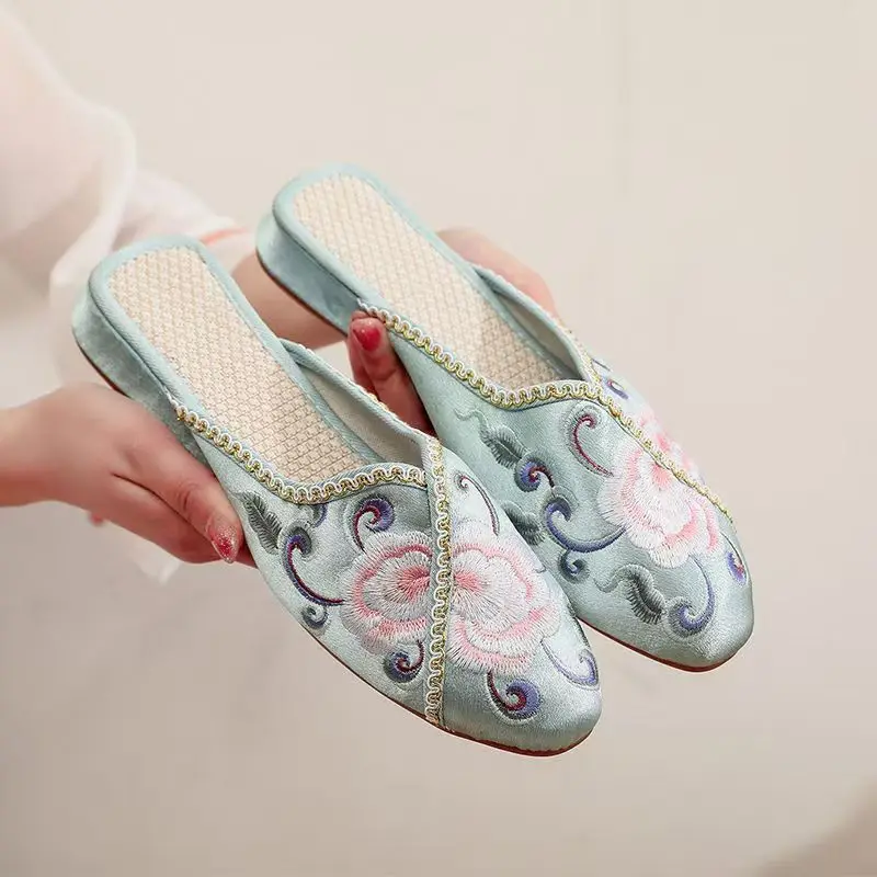 

Women's Ethnic Style Flat Sole Embroidered Slipper Pointed Toe Soft Sole Breathable Anti Odor Home Slipper Outdoor Retro Slipper