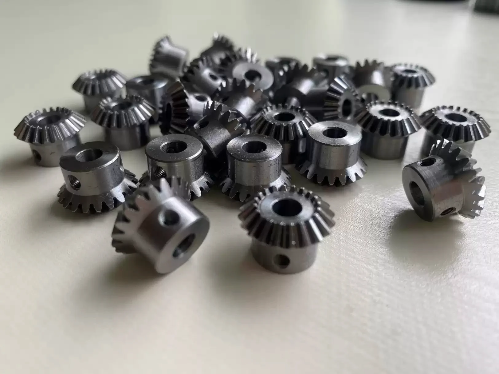 20T 45 °   نسبة 1:1 تروس مشطوفة، تتحمل 5 مم، فولاذ كربوني/45 #   الصلب، 90 °   ترس محرك الزاوية اليمنى لصنع سيارة/نماذج RC