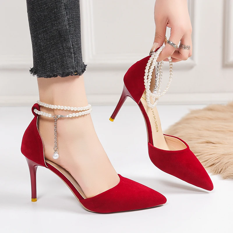 

Женские сандалии, элегантные красные туфли-лодочки с жемчужной цепочкой, женские осенние трендовые роскошные модельные туфли, женские свадебные туфли на высоком каблуке с острым носком
