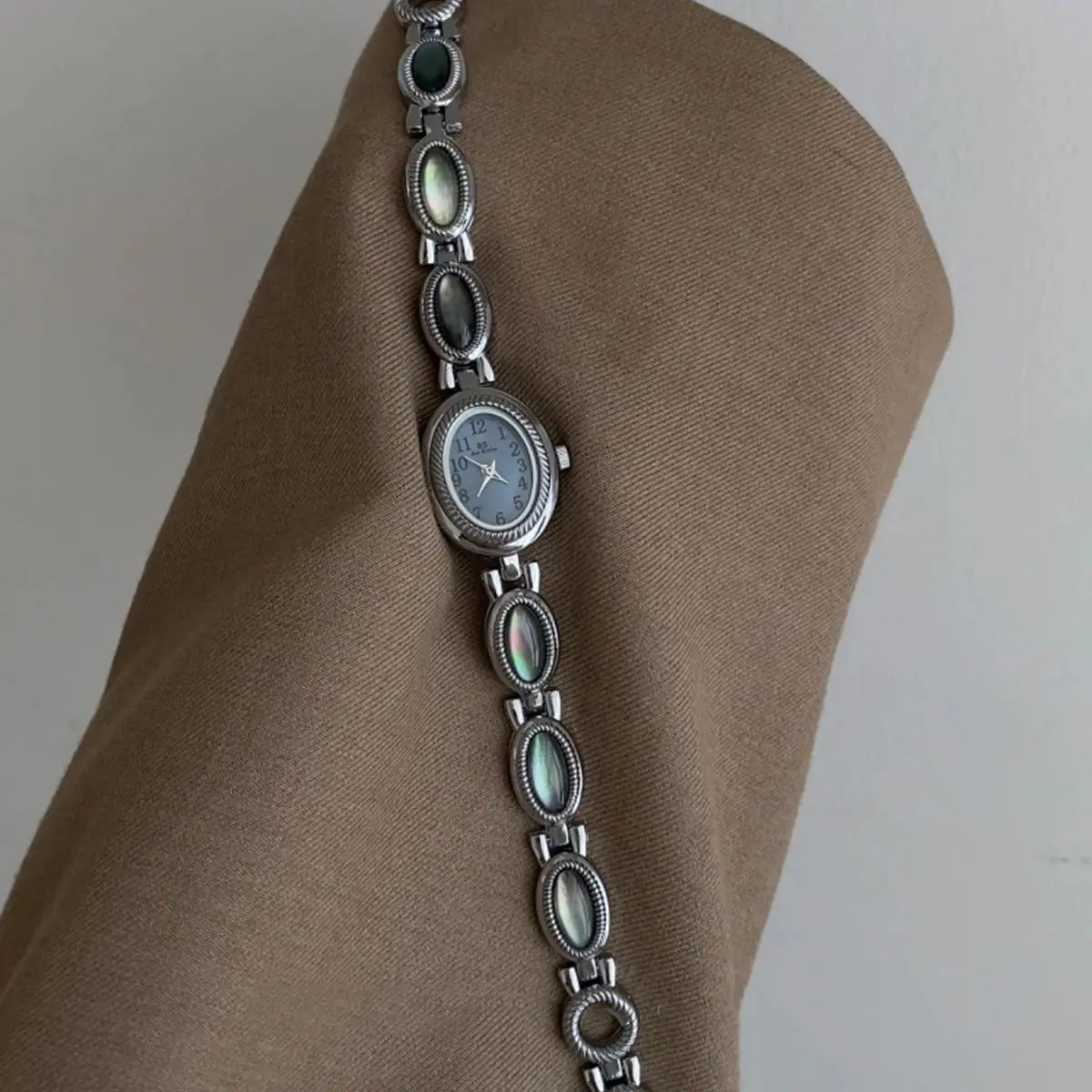 الرجعية الحد الأدنى الساعات النسائية البيضاوي الطلب الصغير الذهب مزاجه لطيف كبار الشعور من أناقة الكوارتز ساعات المعصم النسائية