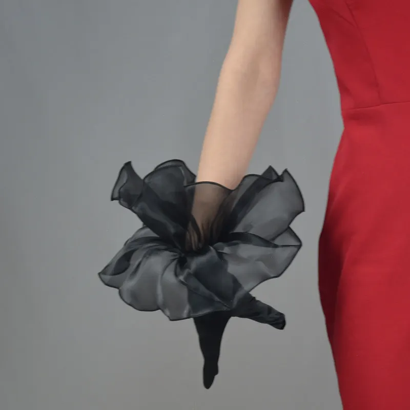 28cm SATINHANDSCHUHE Kurze Rüschen-Manschetten Sexy Wellenärmel für Damen Elegante Weiße Einfarbige Große Puffärmel Hochzeit Braut Stretch-Seide – Detail 3