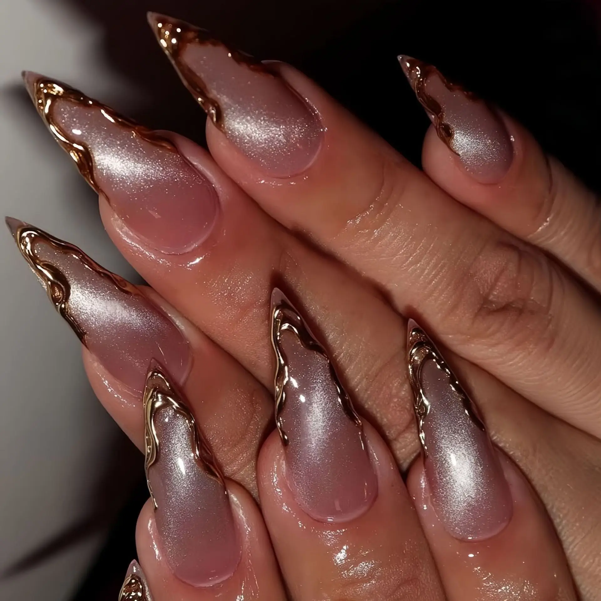 Mittellange künstliche Nägel für Frauen und Mädchen, gold-silberner Verzierungsrahmen, Nude French Almond Nagelspitzen, zum Aufkleben, falsches Nagelkunst-Set