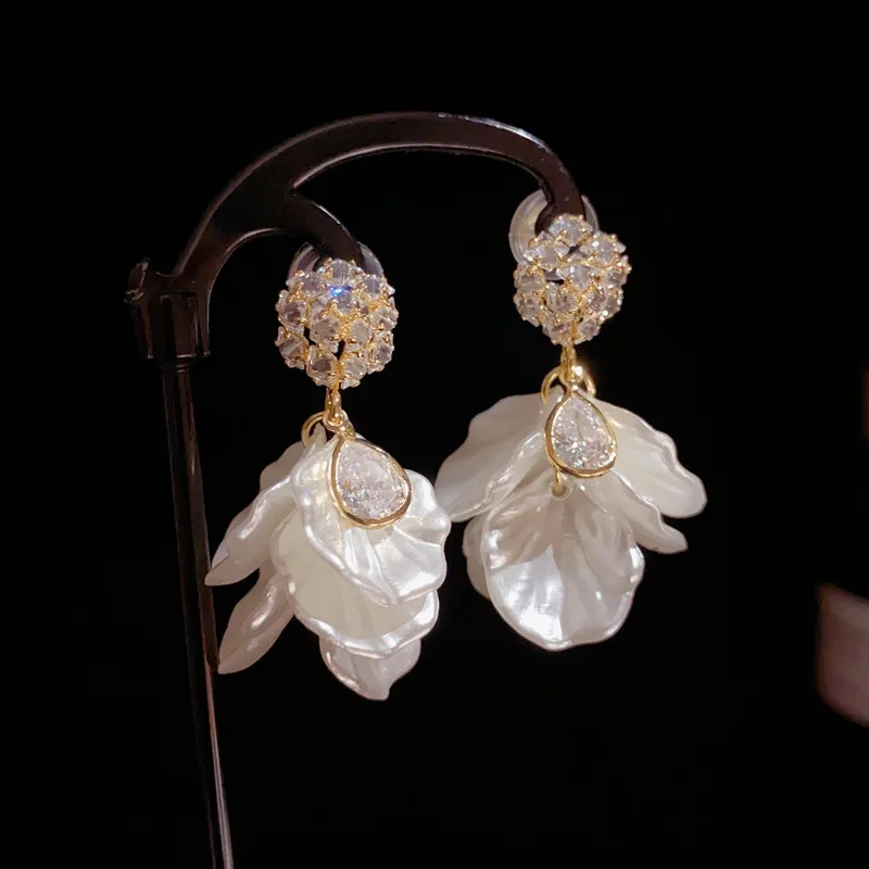 

European American Fashion Luxury zircon Inlaid White Petal Tassel Earrings Women Light Luxury Versatile Design Dangle Earrings