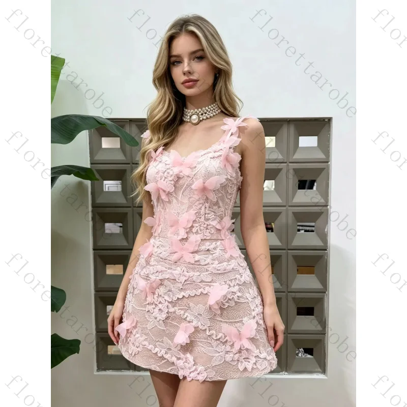 Maßgeschneidertes Rosa Spitzen-Minikleid mit 3D-Schmetterlingsapplikation, Spaghetti-Trägern, Gerafftem Mehrlagigem Bodycon-Kleid für Geburtstag und Teeparty