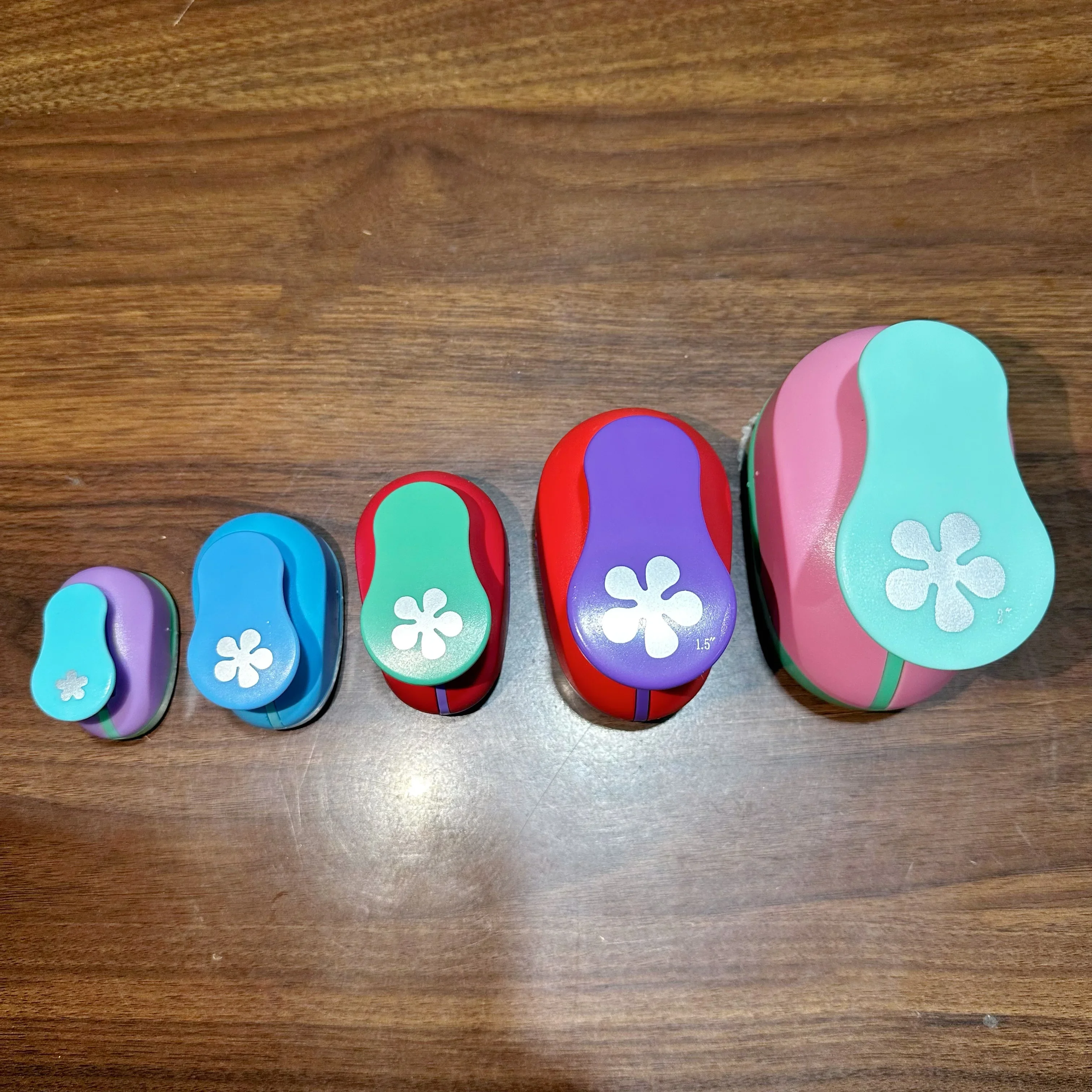 Perfurador de buraco de tamanho múltiplo, buraco de flor, design de economia de trabalho, relevo circular abs + perfurador de liga, alta qualidade, cortador de papel diy, novo