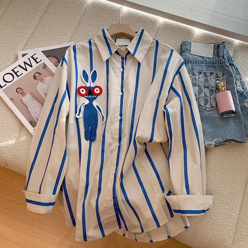 قميص بولو نسائي فضفاض بتصميم كرتوني مطرز ومخطط، مناسب للخريف والشتاء، ذو إحساس عصري ومتعدد الاستخدامات