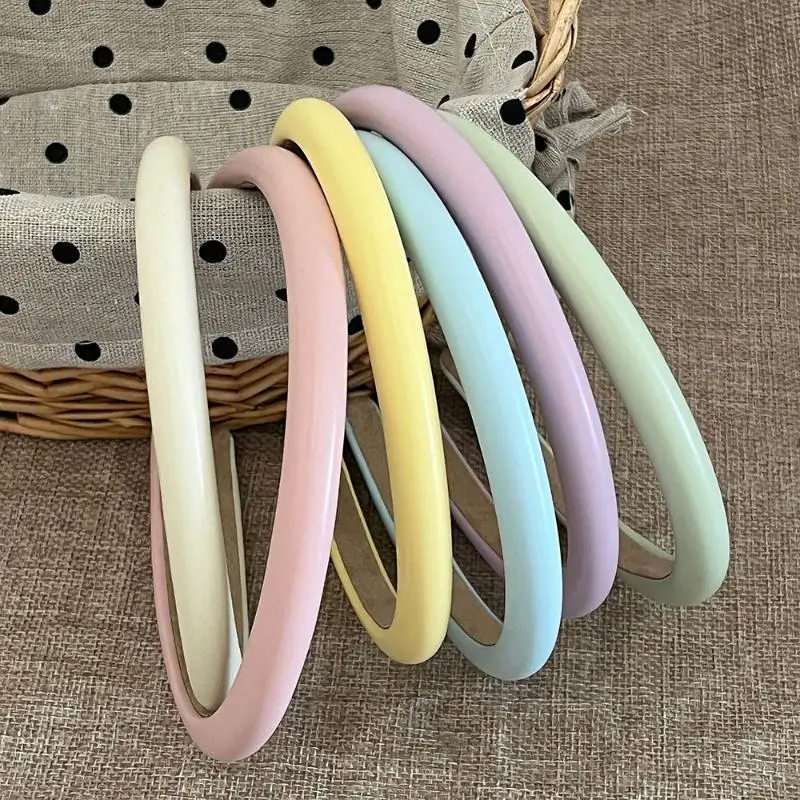 Sommerliches, bonbonfarbenes, dünnrandiges Leder-Stirnband mit rutschfestem Innenfutter, mattiertem Finish, süße Haarbänder, Accessoires für den Alltag und Feiertage – Detail 1
