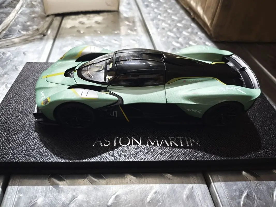 Aston Martin Valkyrie 1:18 Scale Die-Casting Supercar Model Limited Edition Collectible Toy with Decorative Gift Box