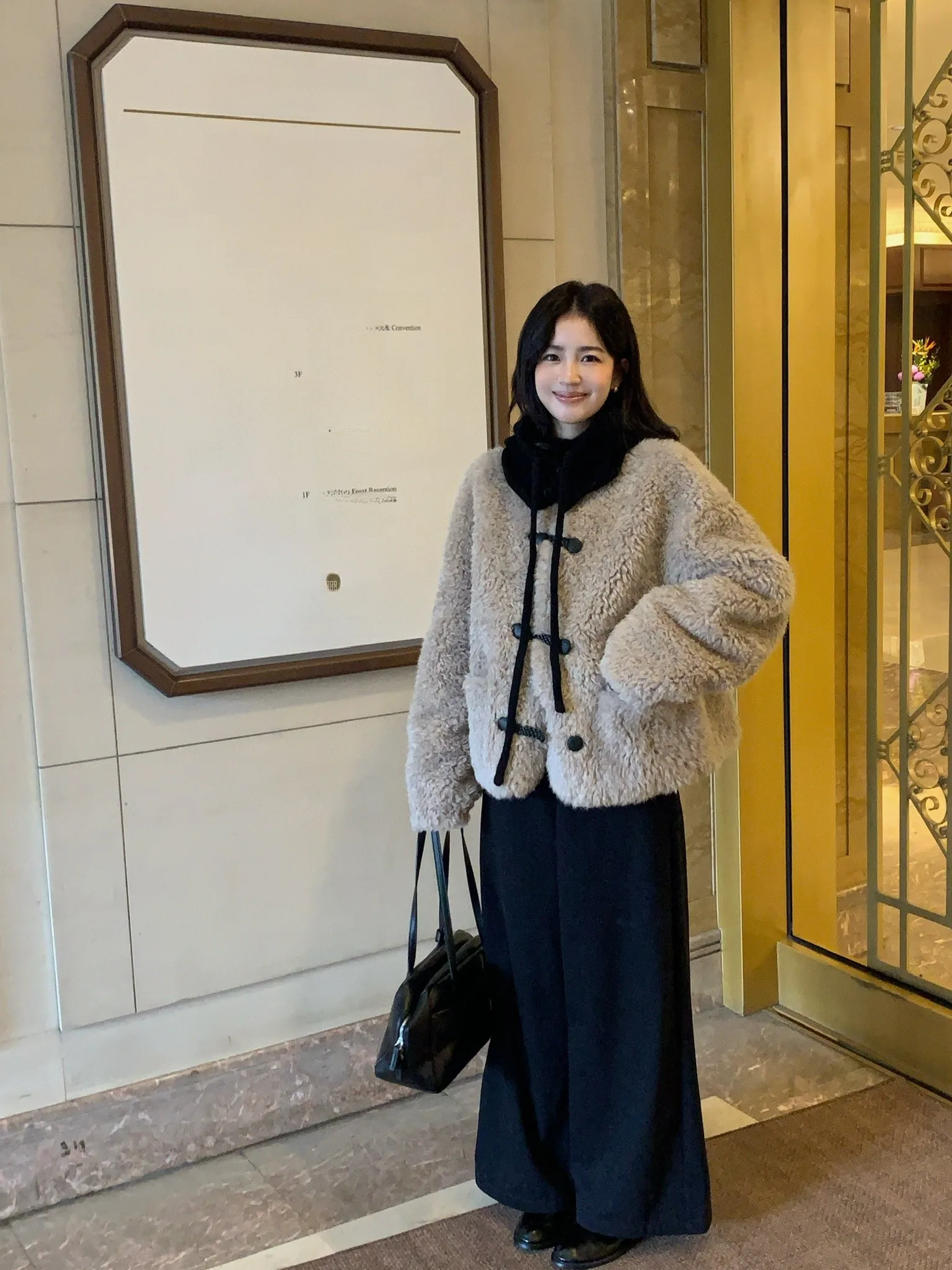 

Утепленное женское пальто Ele Plu из искусственной кожи с воротником-шапкой P25804 для осени и зимы