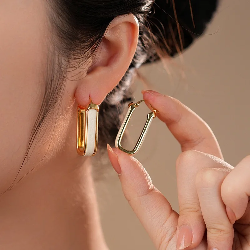 Elegant Vintage U-Shaped Earrings for Women Fashionable Retro Style European And American Middle-Aged Trendy Daily Commute Suita