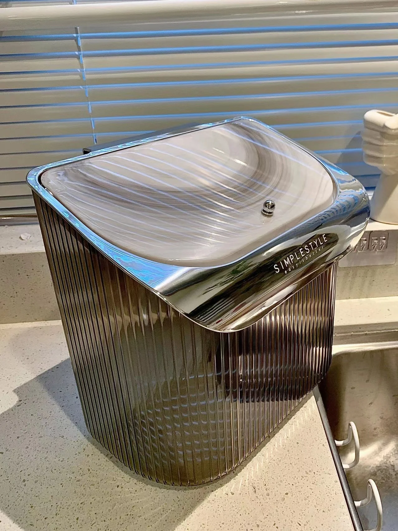 

Large Kitchen Dustbin Cabinet with Cover Wall Mounted Toilet Toilet Living Room Hanging Special Dustbin