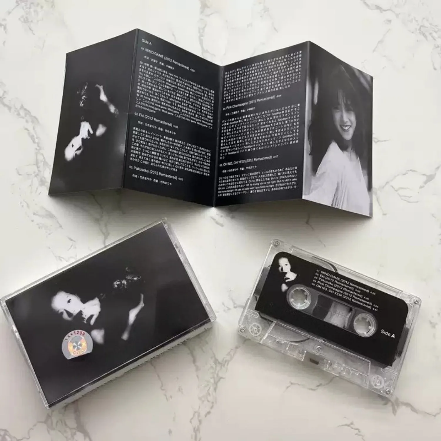 Cassette audio vintage japonaise City Pop, interprétation vocale puissante avec son analogique Dolby Stereo pour collection musicale