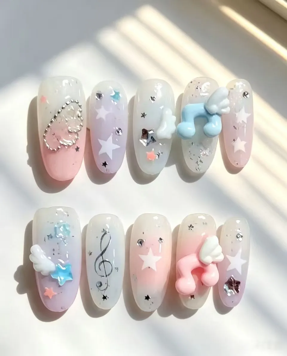Blue and Pink Gradient Musical Note Winged Nail Art, 10-Piece Set, Semi-Transparent Milky White Base, Layered with Pink + Light Purple + Light Blue Soft Mist Gradient, Nail Surface Sprinkled with Fine Silver Foil Glitter, Jelly-Like Water-Gloss Texture, Fresh and Soft Color Tones, Suitable for Daily Campus Wear, Jk Uniforms, Concerts, Picnics, Korean-Style Girl Photoshoots, Soft Girl Lolita Outfits.
