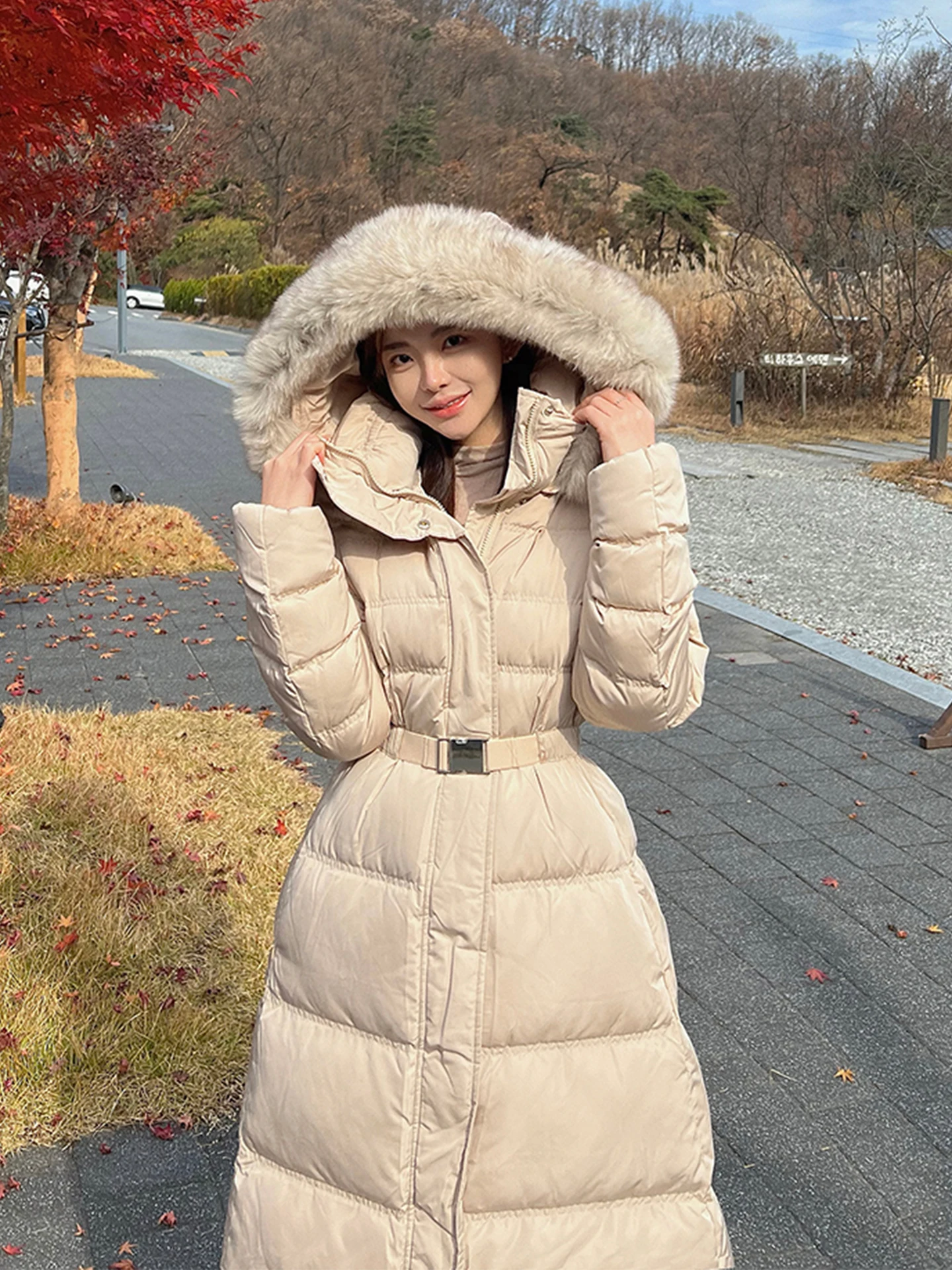 

Женская удлиненная зимняя куртка-пуховик, новая модель, до колен, не объемная, с эффектом утягивания талии, класса люкс