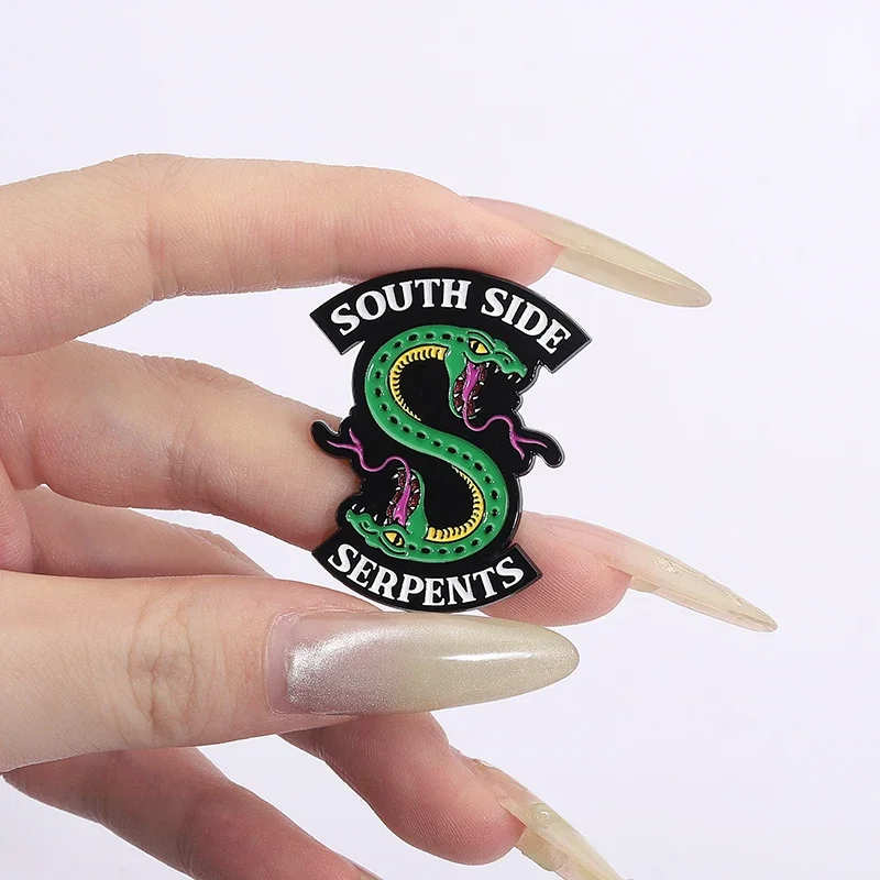 الكلاسيكية الإجرامية التشخيص الدراما المينا دبابيس مخصص الجانب الجنوبي الثعابين بروش معدني على ظهره شارة التلبيب مجوهرات بسيطة المشجعين هدية