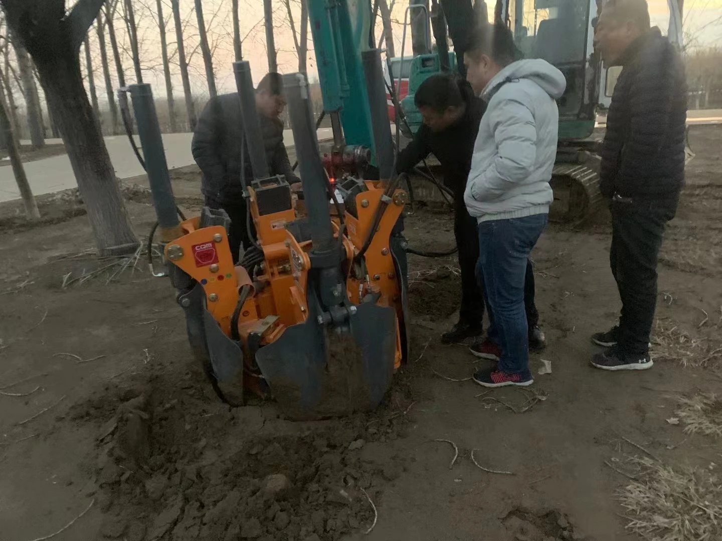 Escavatore per trapianto di alberi da giardino per macchine forestali idrauliche da 1 anno alimentato da trattore con attacco per cippatrice di legno multi-petalo