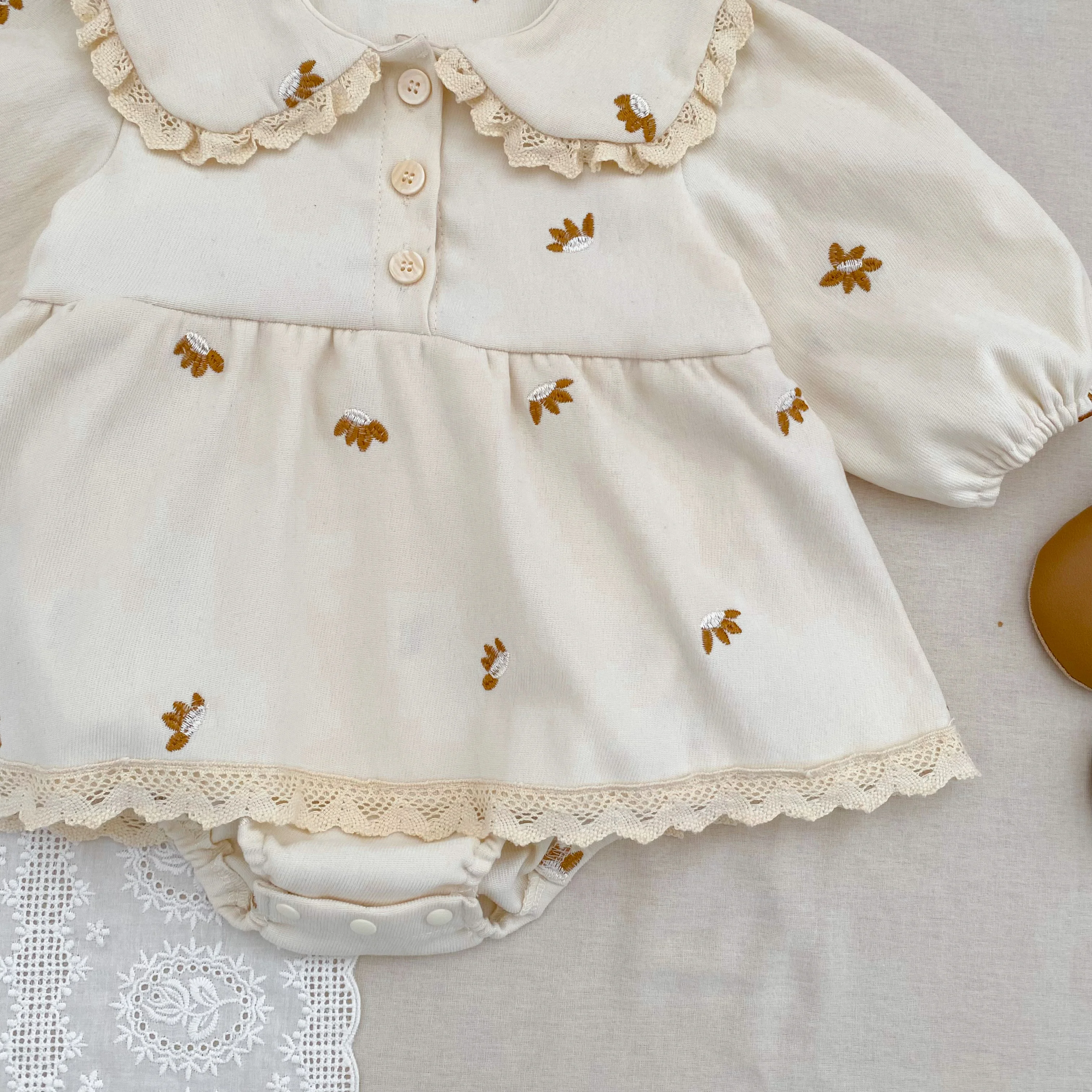 Baby-Mädchen-Stramplerkleid, langärmelig, mit Spitze, Peter-Pan-Kragen, Blumenstickerei, Baby-Overall, Frühling/Herbst, Kleidung für Kleinkinder, 0–24 Monate. – Detail 11