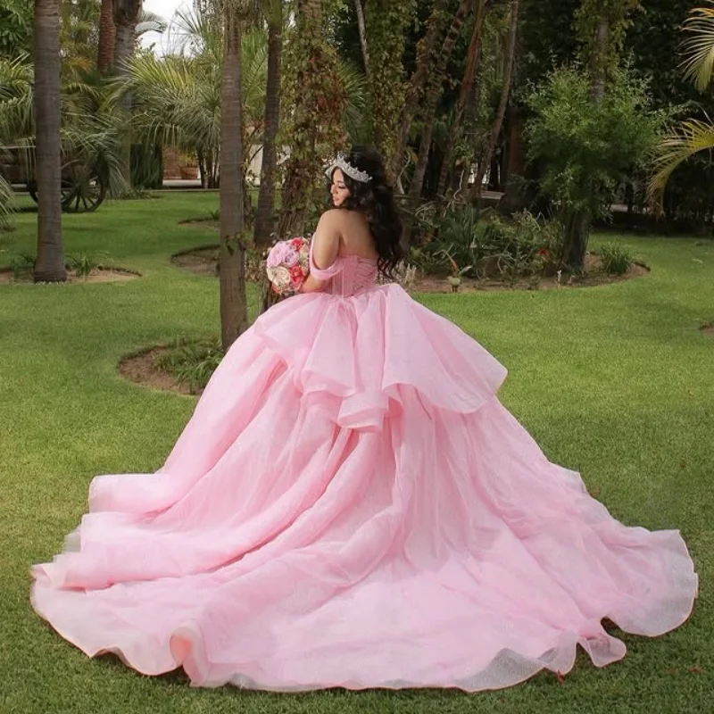 Abiti Quinceanera rosa lucido personalizzati con spalle scoperte decalcomania di cristallo stratificazione Coda lunga Tull Vestido 15 Quinceanera