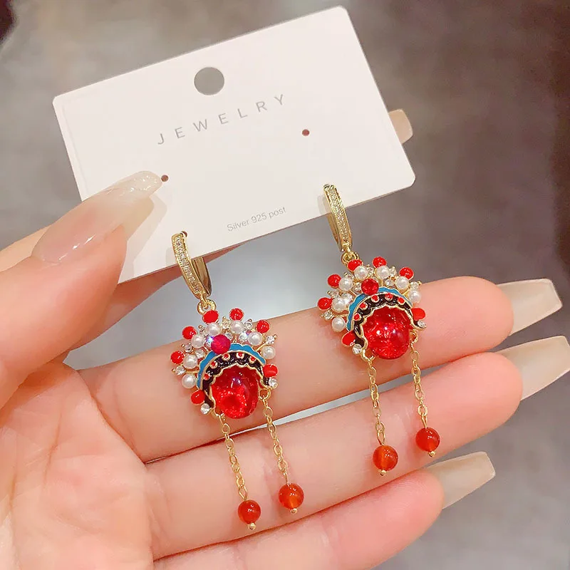 Ethnic style medium and long Peking Opera face mask earrings, ear buckles, design sense, red knife and horse dan earrings, 2024