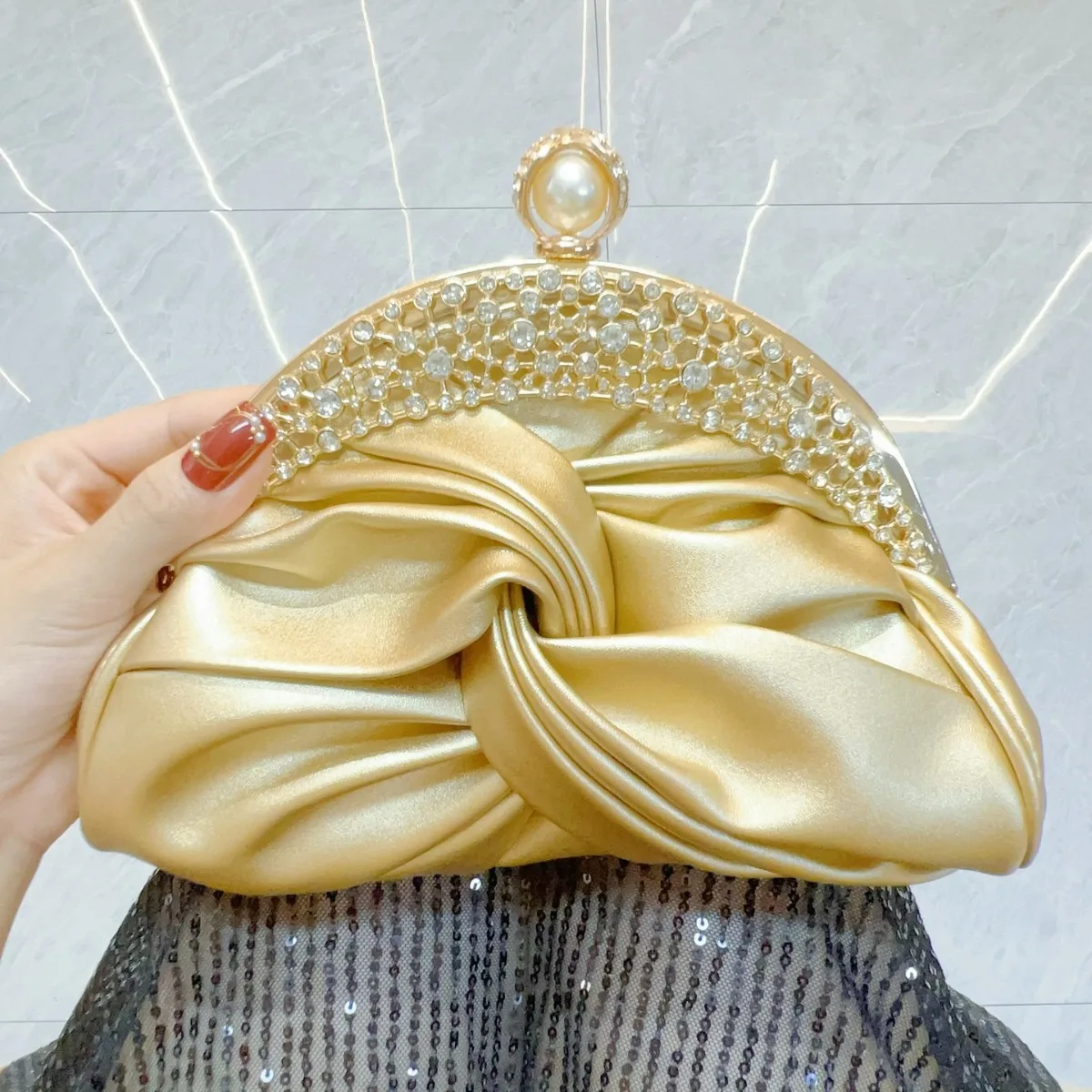 

Diamond Encrusted Evening Bag for Women Celebrity Party Rhinestone Chain Crossbody Bag Formal Dinner Cocktail Party Clutch Purse