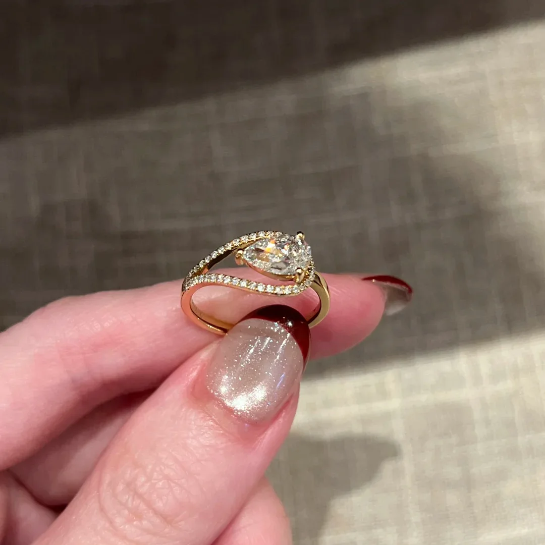 Medieval style 925 pure silver ultra-bright hollow waterdrop horseshoe ring, a unique and high-end finger ring for women.