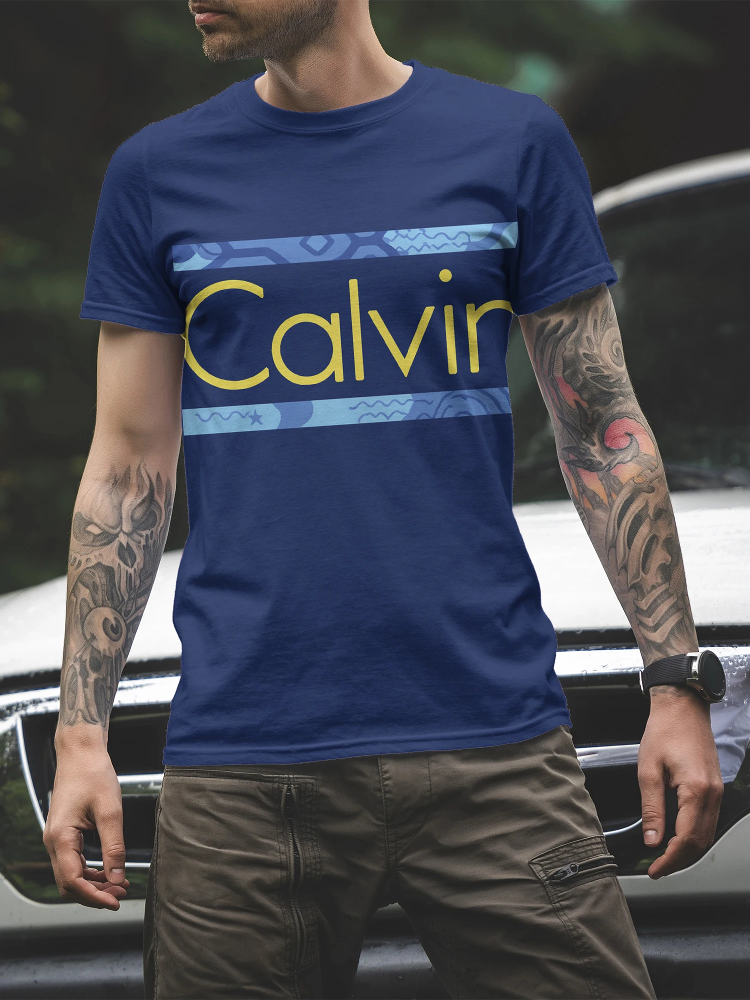 Elegante camiseta con tipografía Calvin en azul marino – Con modernas rayas abstractas en azul claro, perfecta para looks casuales diarios