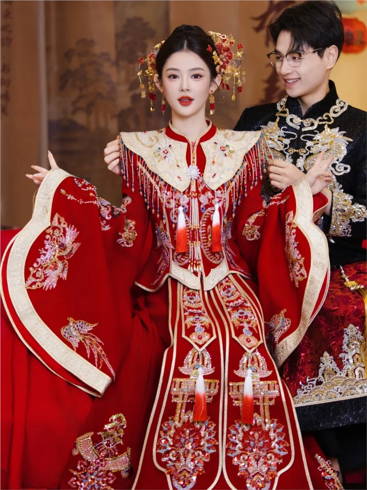 

New Chinese-style wedding gowns for brides including dresses dragon and phoenix jackets toasting
