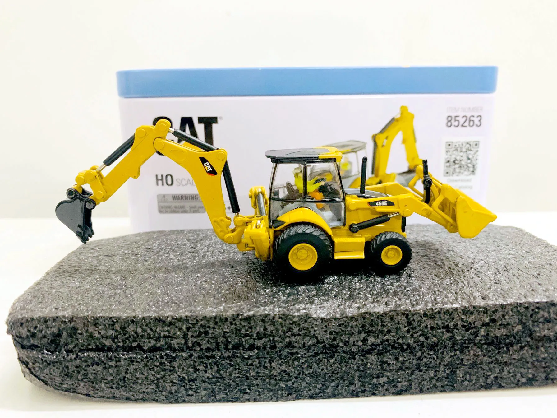 DM 450E Backhoe Loader 1:87 Ho Scale Metal By DieCast Masters 85263 Collectible Model New in Box