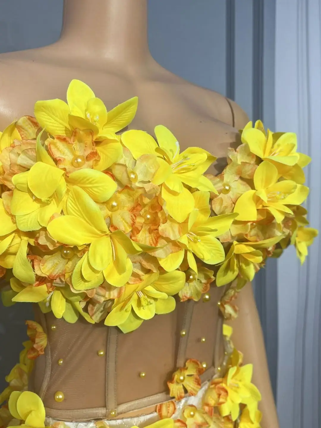 3D イエローフラワー クロップトップス ロングスカート 2 ピースセット 誕生日 プロム ストラップレス イブニングドレス ショーナイトアウト パーティー衣装 黄花班