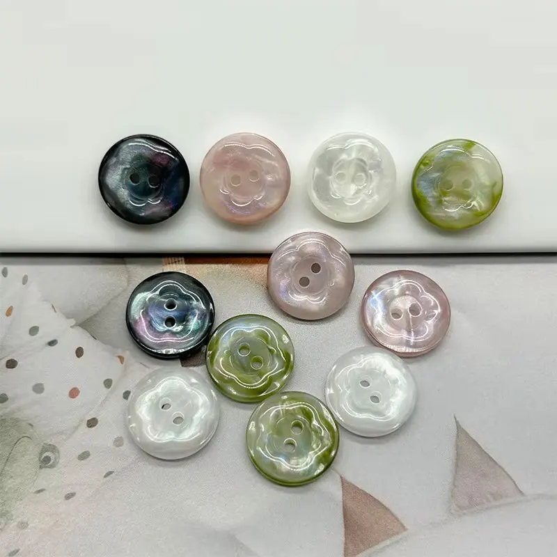 10 Stück lebendige Blumen-Harzknöpfe, 2-Loch-Perlglanz-Rundknöpfe für handgefertigte DIY-Nähzubehör, Kleidungszubehör – Detail 3