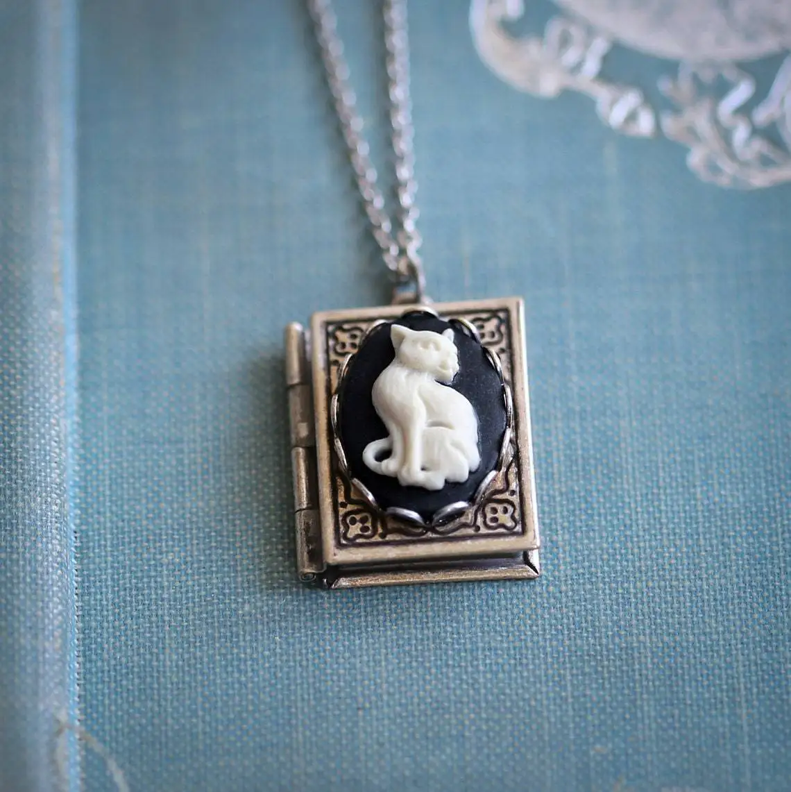 Gothic Cat Book Locket Necklace Retro Cute Exquisite Carving Hollow Souvenir Pendant Necklace for Pet Lovers Christmas Gifts