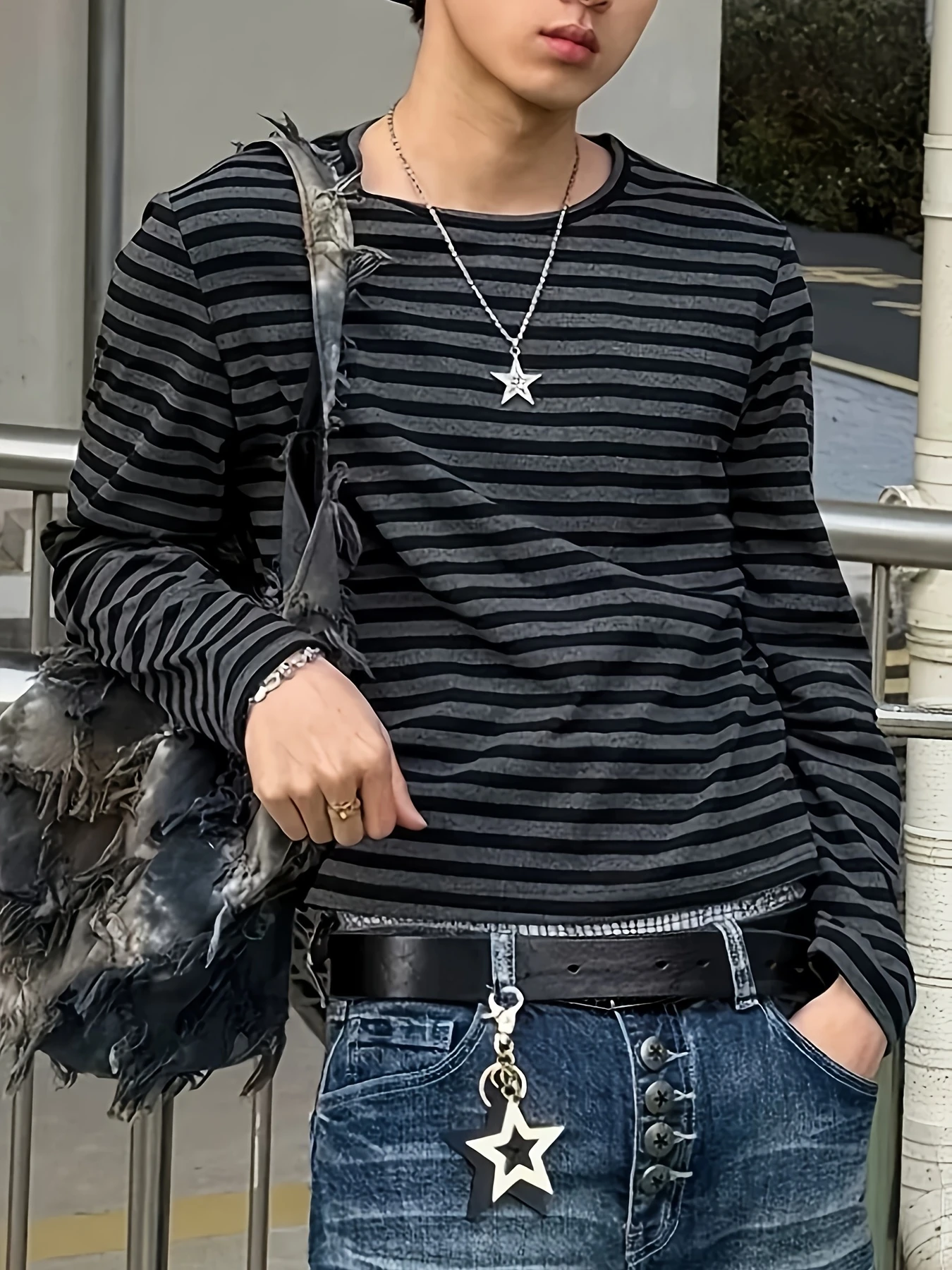 Y2K Retro Black and Gray Striped Short Round Neck Long Sleeved T-shirt Street Style Versatile Casual Top for Men and Women image 3