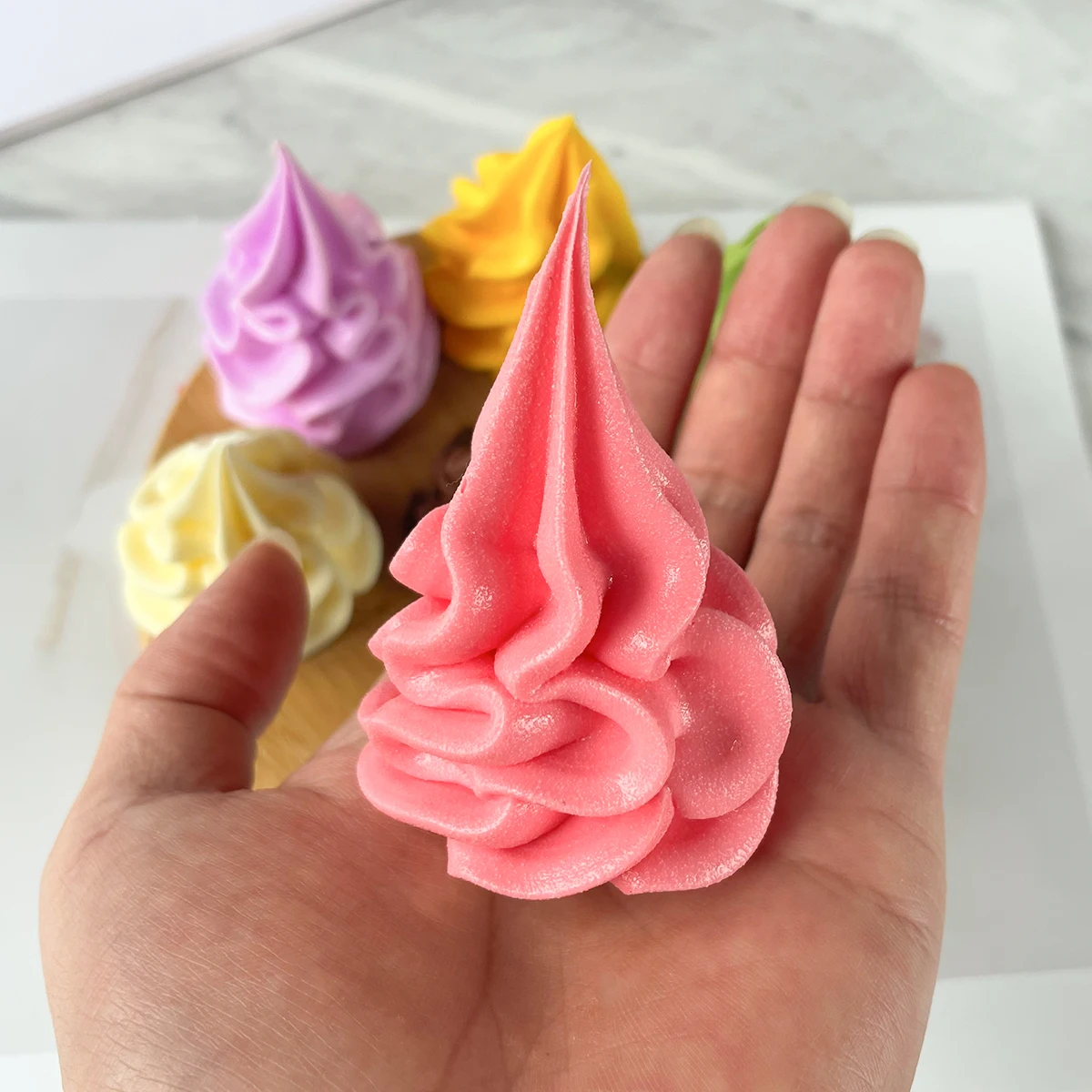 Spiralförmiges Eiscreme-Attrappenmodell, DIY-Gebäckdekoration, Schaufenster-Requisite für Dessertläden, Bäckerei-Dekorationszubehör – Detail 5