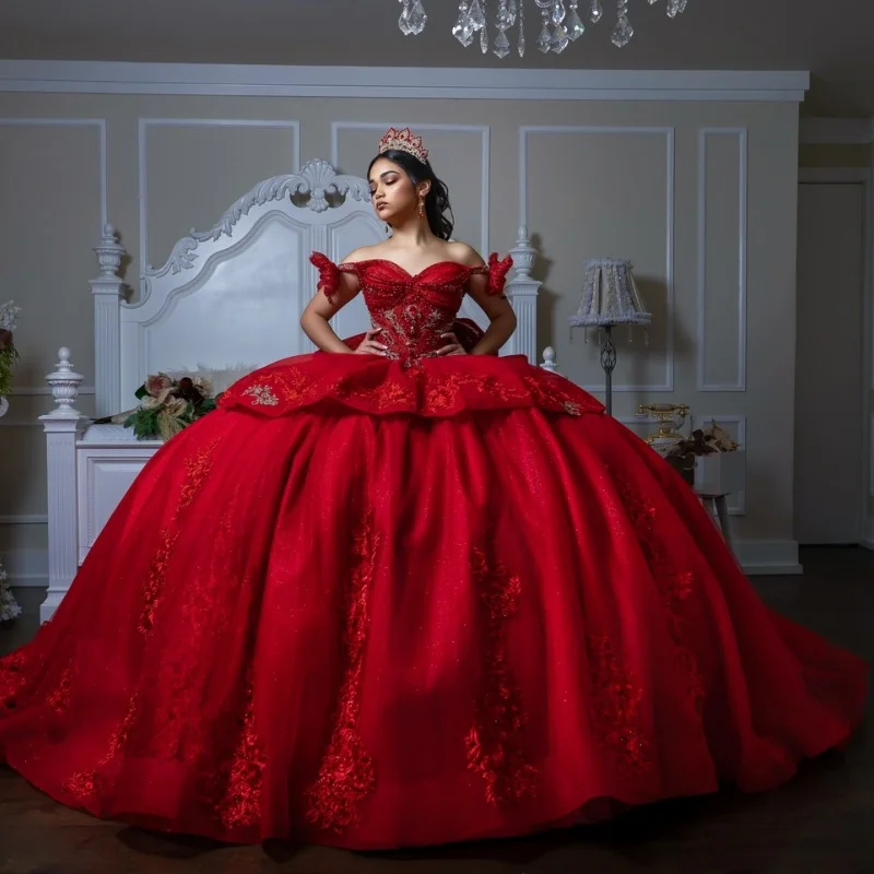 

Красное платье для церемонии Quinceanera с открытыми плечами, блестками, кристаллами, кружевными оборками, аппликацией, длинным шлейфом и бантом, платье для 15-летия. ﻿ Индивидуальный заказ