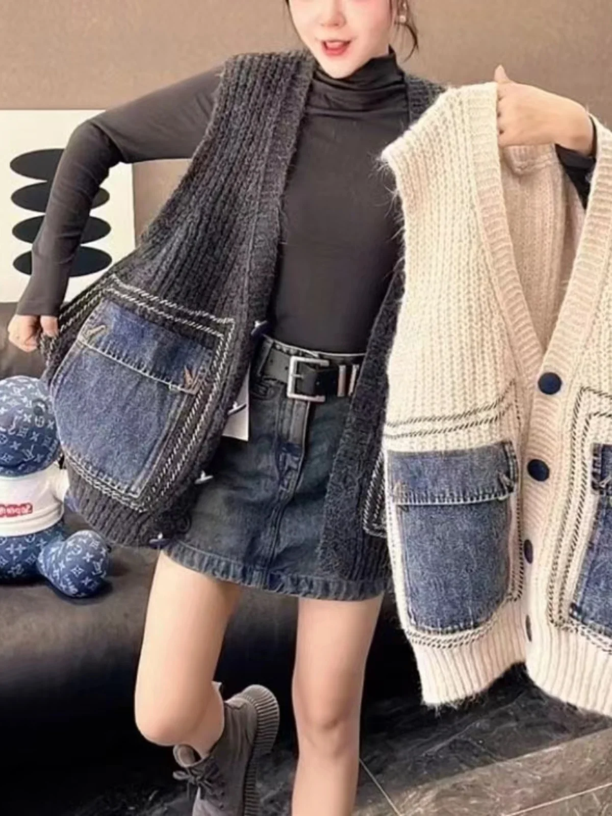 

Модный свободный вязаный жилет с джинсовыми вставками для женщин, осенняя коллекция 2024, повседневный стиль, V-образный вырез, дизайн с пуговицами