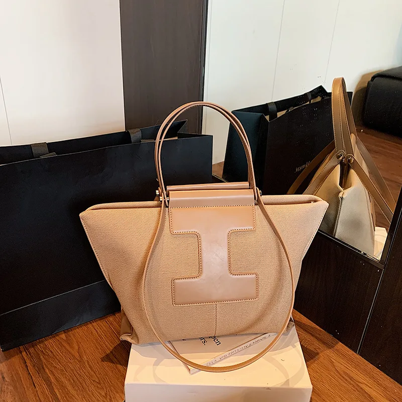 

FW26 Large Capacity Tote Bag Vintage Statement Shoulder Bag for Women Trendy & Spacious Everyday