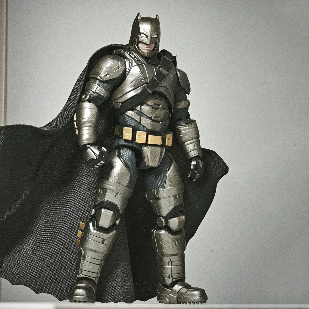 

Genuine FondJoy Batman - Armored Edition Action Figure Toys Movable Model Boys Gift Fans Collection Batman v Superman Series