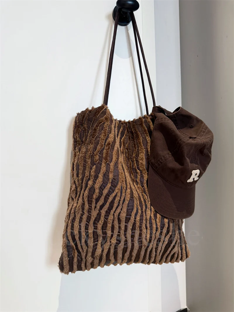 

Design Deep Coffee Colored Fur Shoulder Bag For Women Large Capacity Totes Bag Fashion Autumn Winter Handbag Underarm Bag